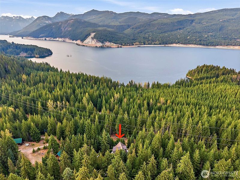 2nd image of 320 Lakeview Way