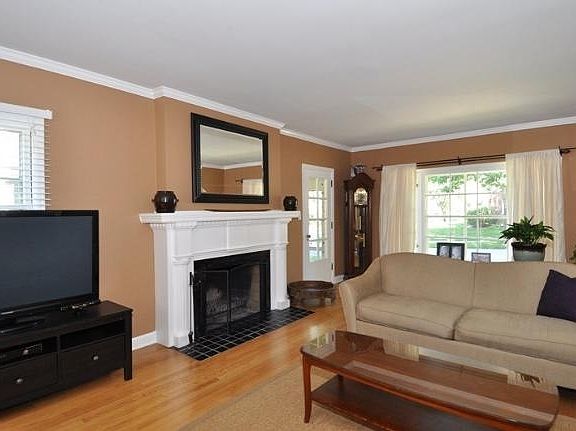2nd image of 1301 E Chateau Pl