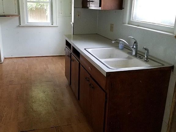 5th image of 634 S Westwood Ave