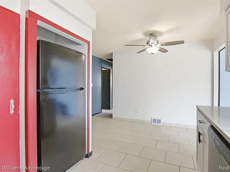 25506 Virginia Dr — Photo 17
