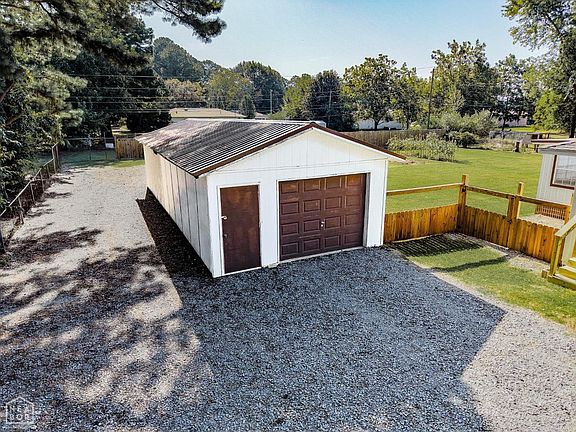 4th image of 215 Woody Ln