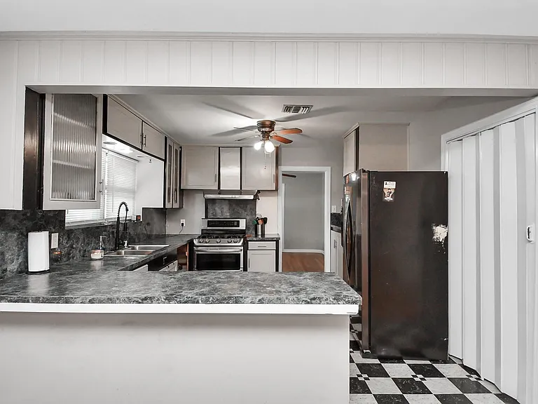 2601 Holly St — Photo 3