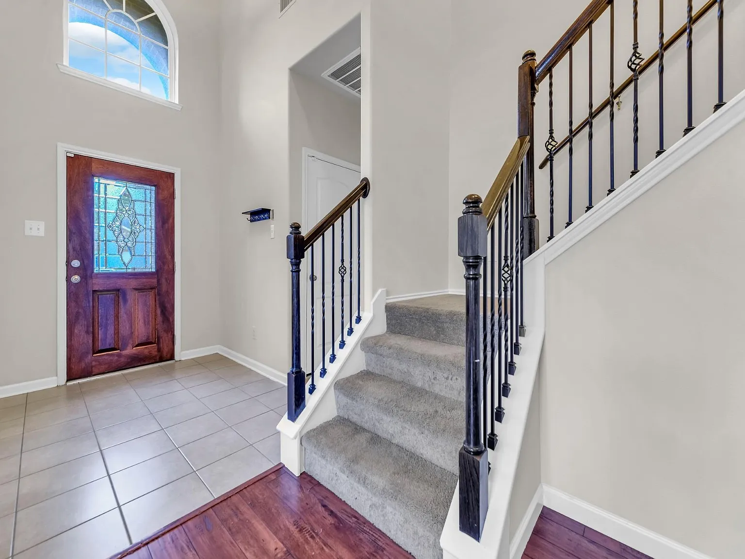 4 bed, 3.5 bath, 2698 sqft, $2,900 — Photo 3
