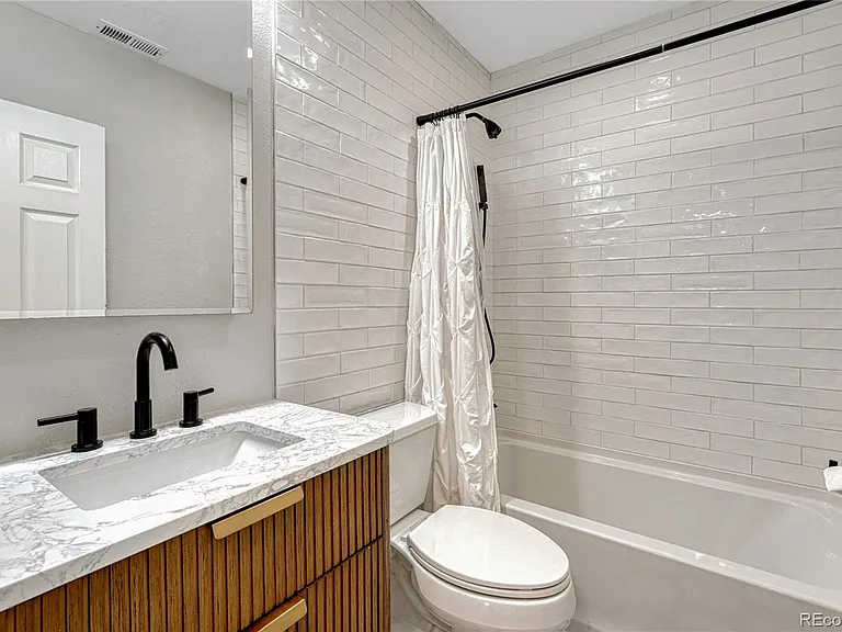 9885 Greensview Cir — Photo 38