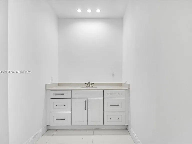 425 SW 129th Ave — Photo 17