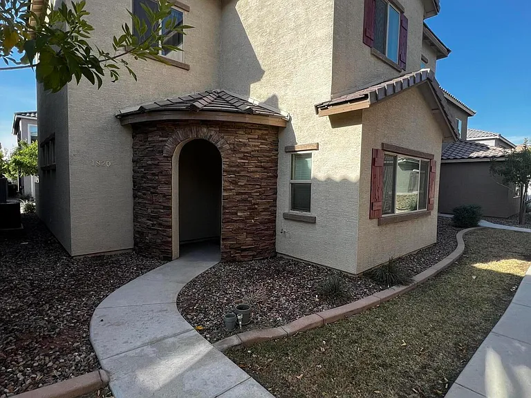 1820 W Pollack St — Photo 1
