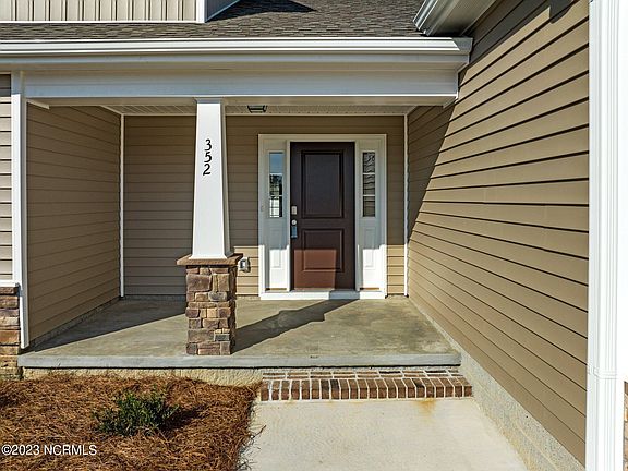 5th image of 352 Oleander Drive