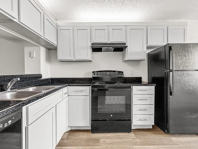 Tennis Towers Apartments — Photo 20