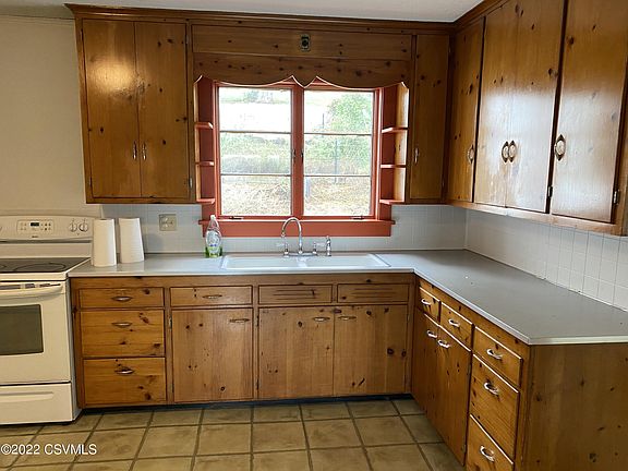 3rd image of 3916 Crossroads Dr