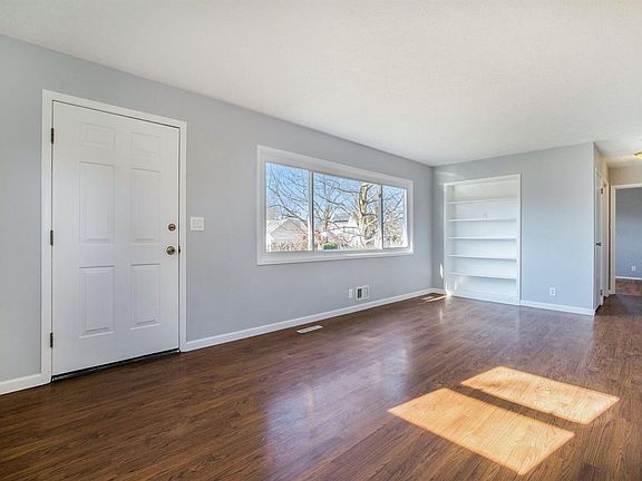 4th image of 205 Highlake Ave