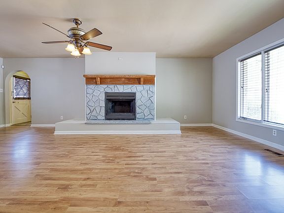 5th image of 2101 Oakgrove Cir