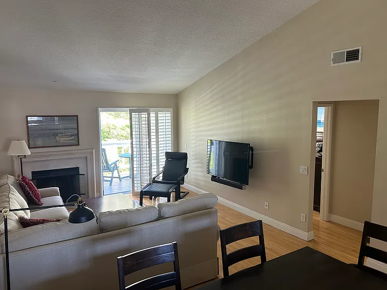 37 Campton Pl — Photo 2