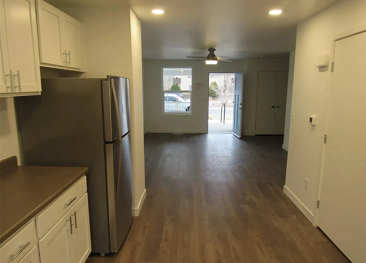 3 bed, 1370 sqft, $2,500 — Photo 4