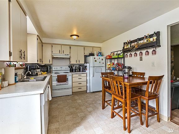 5th image of 16011 Park Ave S