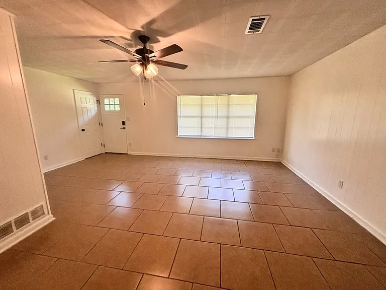 1102 Anderson Dr — Photo 2
