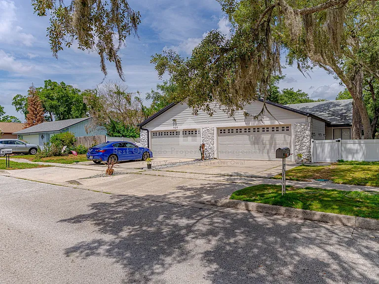911 Robinhood Ct — Photo 2