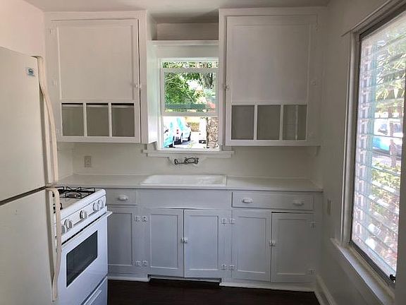 3rd image of 127 N L St APT B