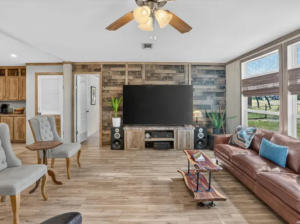 418 Pr 1505, Bandera, TX 78003