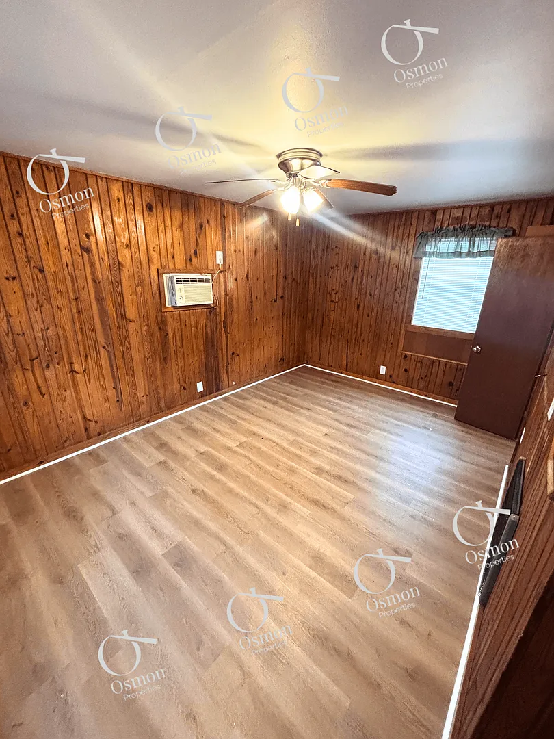 Carl Junior — Photo 1