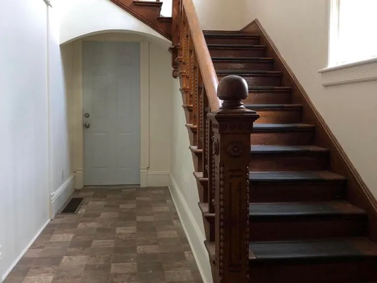 611 S Jackson St — Photo 3