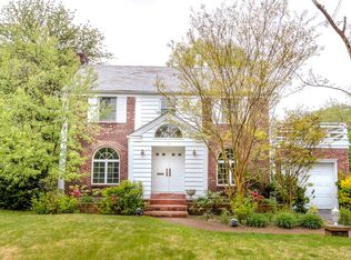 15 Robin Way, Great Neck, NY 11021