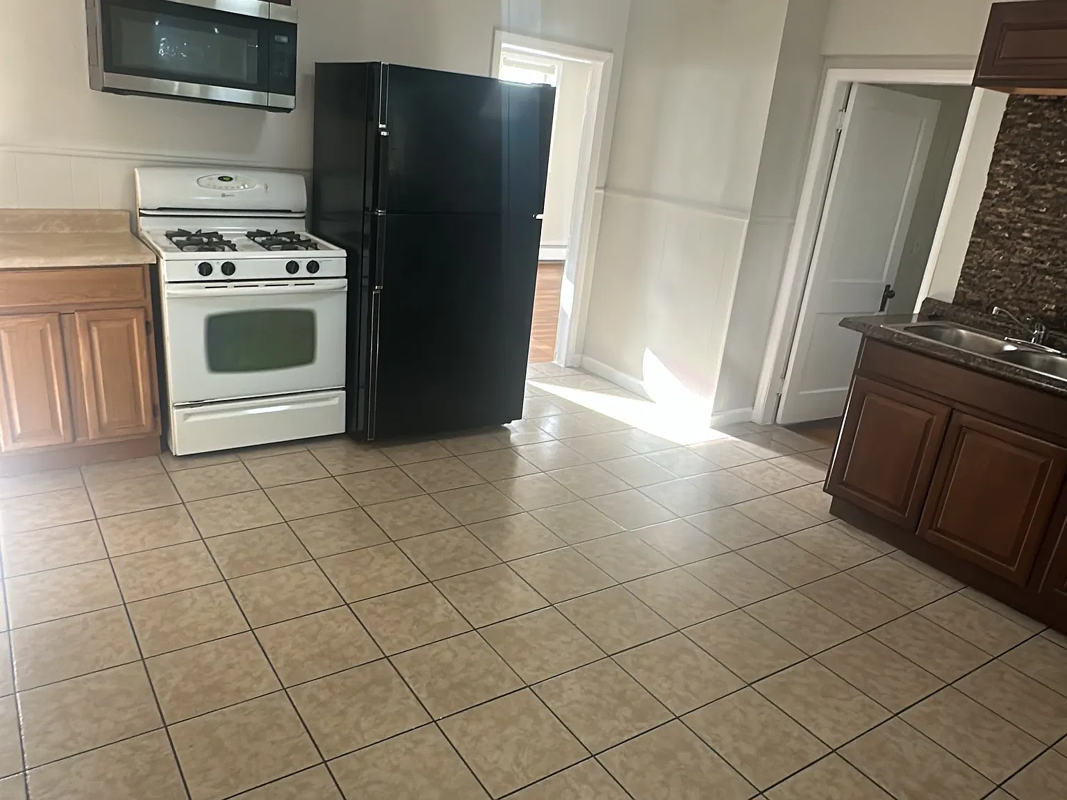 3 bed, 1200 sqft, $1,795 — Photo 2