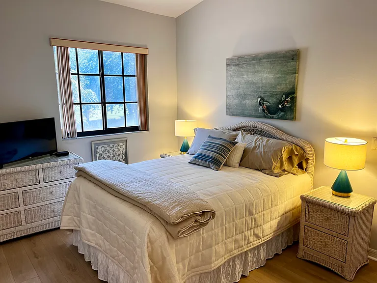 2nd Bedroom - Queen Bed