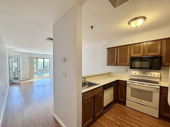 5th image of 1204 Whitney Ave APT 406