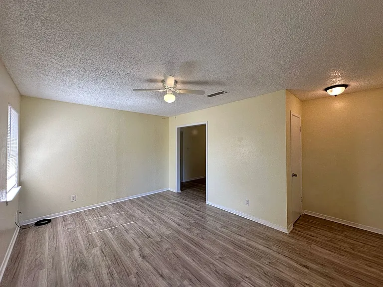 1505 S Ws Young Dr — Photo 4