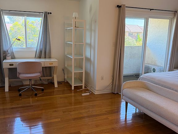 3rd image of 3984 La Jolla Village Dr