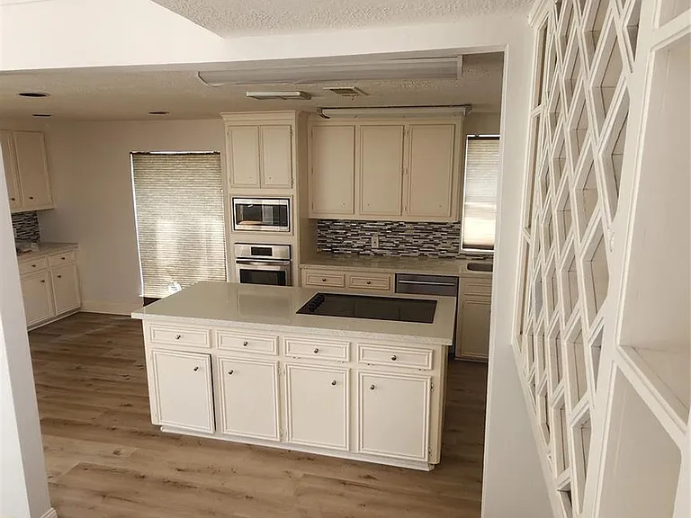 2127 Manor Green Dr — Photo 37