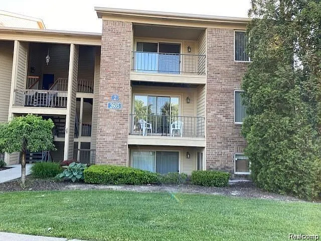 2 bed, 2.0 bath, 1093 sqft, $1,575 — Photo 2