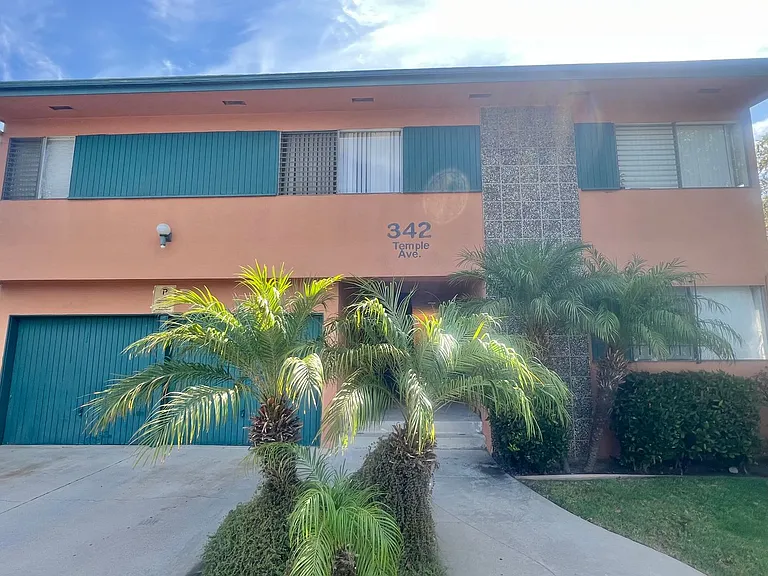 Top-Floor 1 Bedroom in Quiet Bluff Heights Courtyard Complex — Photo 15
