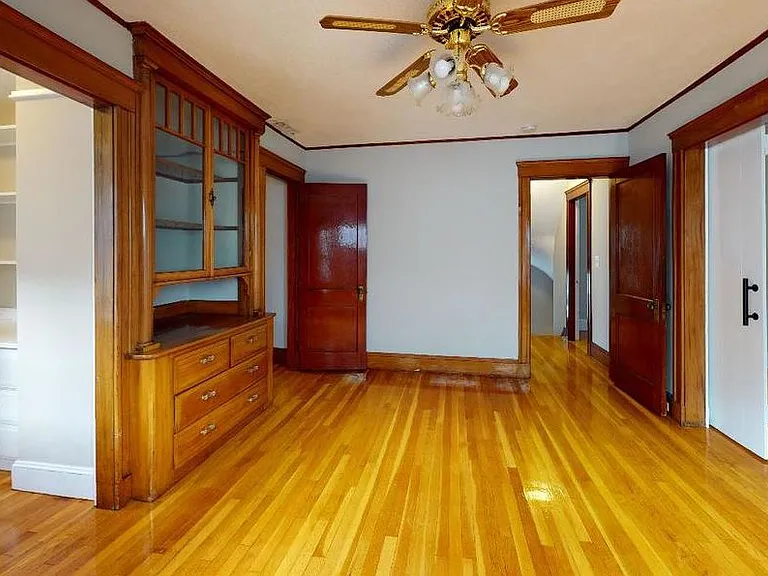 1011 Washington St — Photo 2