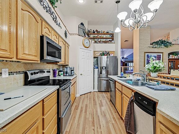 5th image of 551 Duran St