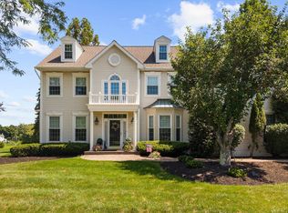 2028 Farmview Dr, Newtown, PA 18940