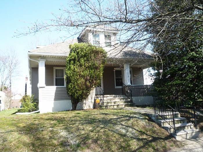 326 Hamilton Ave, Hewlett