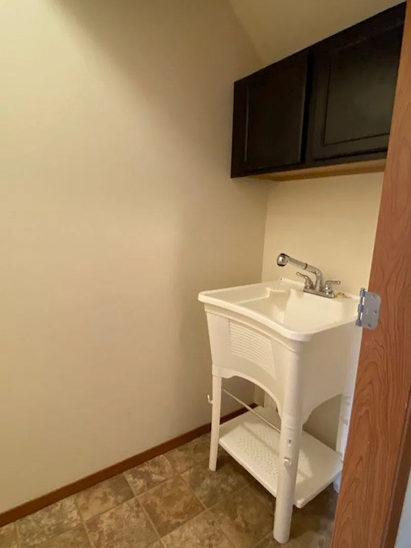 Beautiful 3 bedroom house available SOON! Pets negotiable! — Photo 2