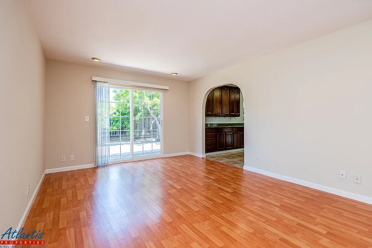 Building Photo - 2109 Avenida De Las Flores