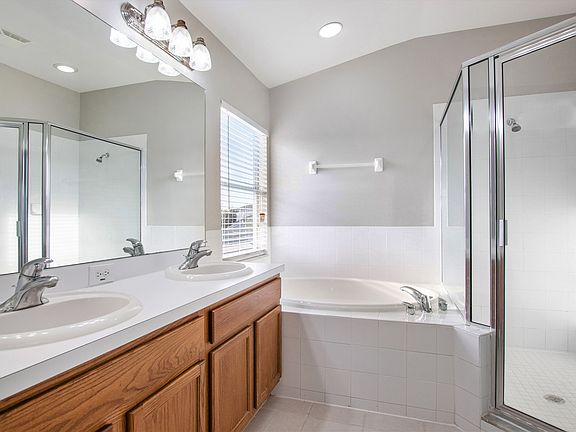 4th image of 31320 Triborough Dr