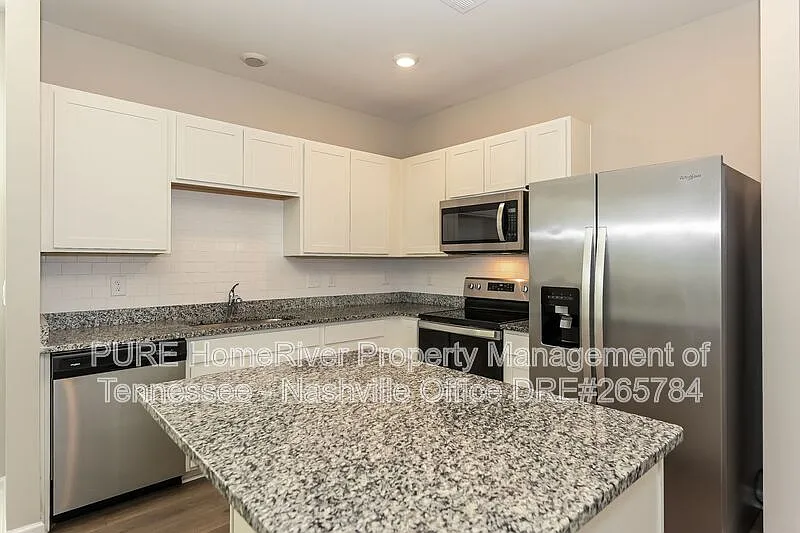 3 bed, 2.5 bath, 1363 sqft, $1,750 — Photo 3