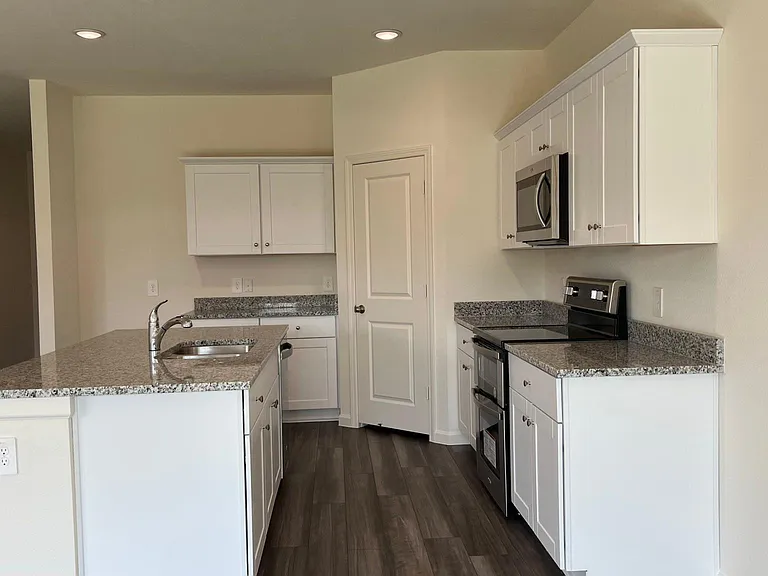 702 Camden Dr — Photo 8