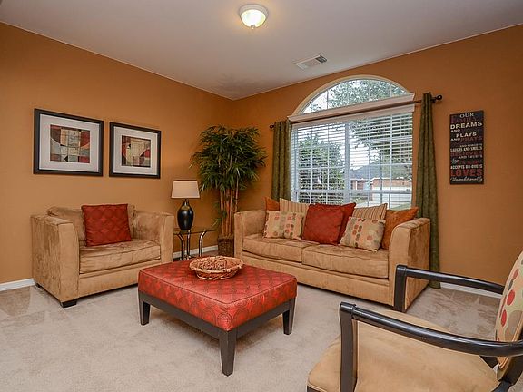 5th image of 302 Briar Trace Ln
