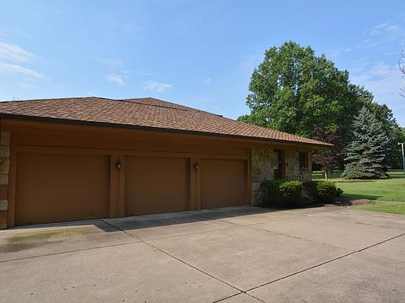 3rd image of 3 Pine Brook Dr