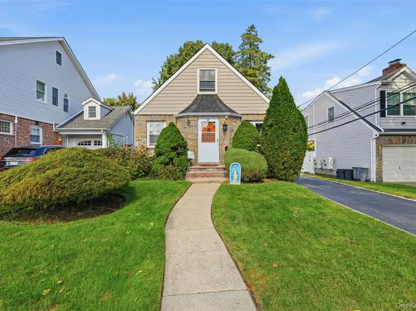 39 Primrose Drive, New Hyde Park, NY 11040