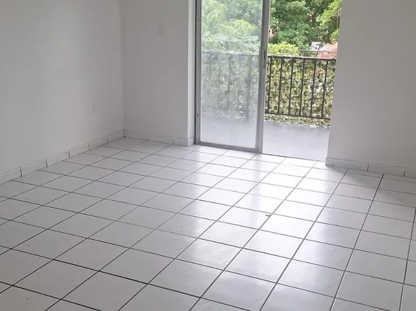 5625 W 20th Ave APT 303, Hialeah, FL 33012