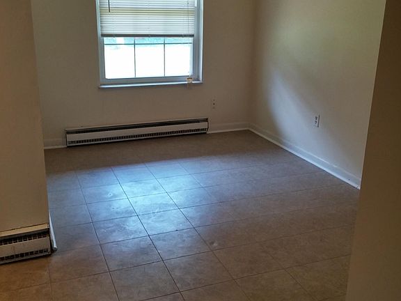 5th image of 985 Somerset Dr APT 7