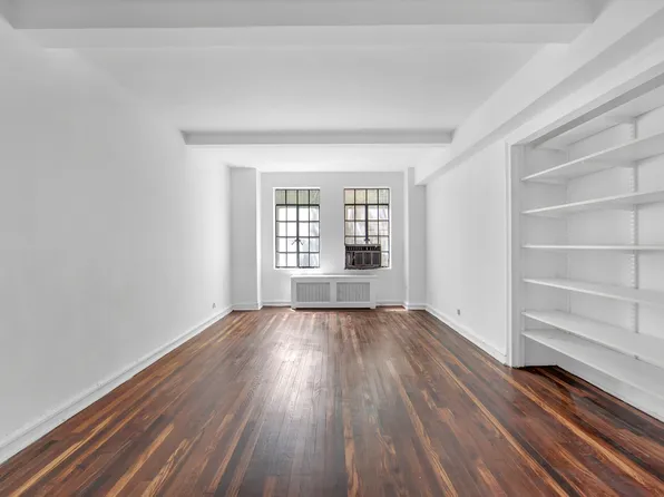 320 East 42nd Street 516 image 2 of 10