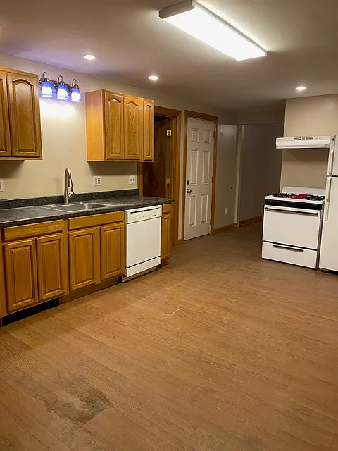 2 -4 Holyoke Street, Easthampton - 4b — Photo 2