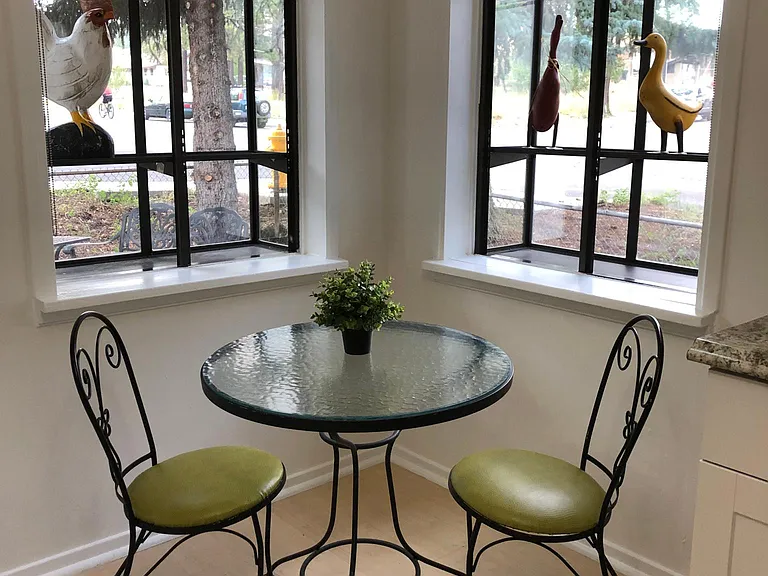 Bistro in the Kitchen with bay windows